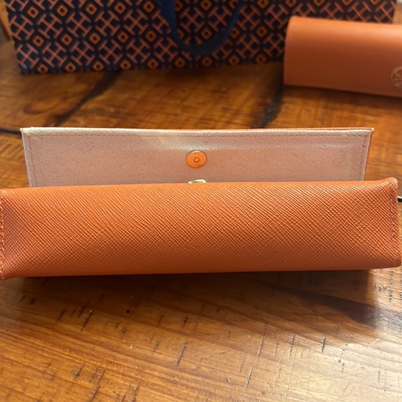 Tory Burch glasses case - Picture 4 of 4